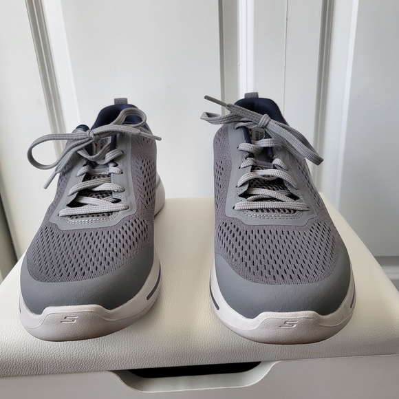 Skechers Men's Gowalk Arch Fit Athletic Walking Shoes - Picture 3 of 12